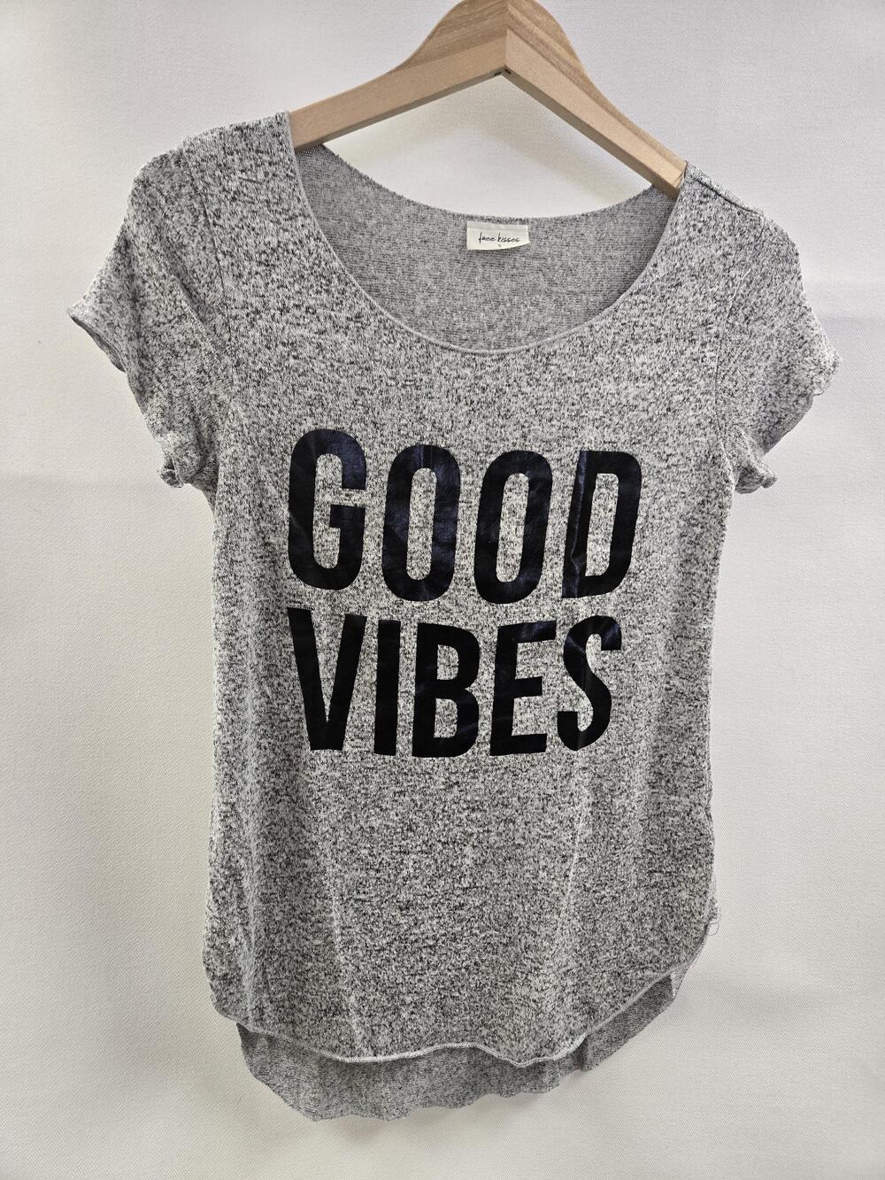free kisses Shirt Womens Small Gray Scoop Neck Good Vibes Graphic Made in USA